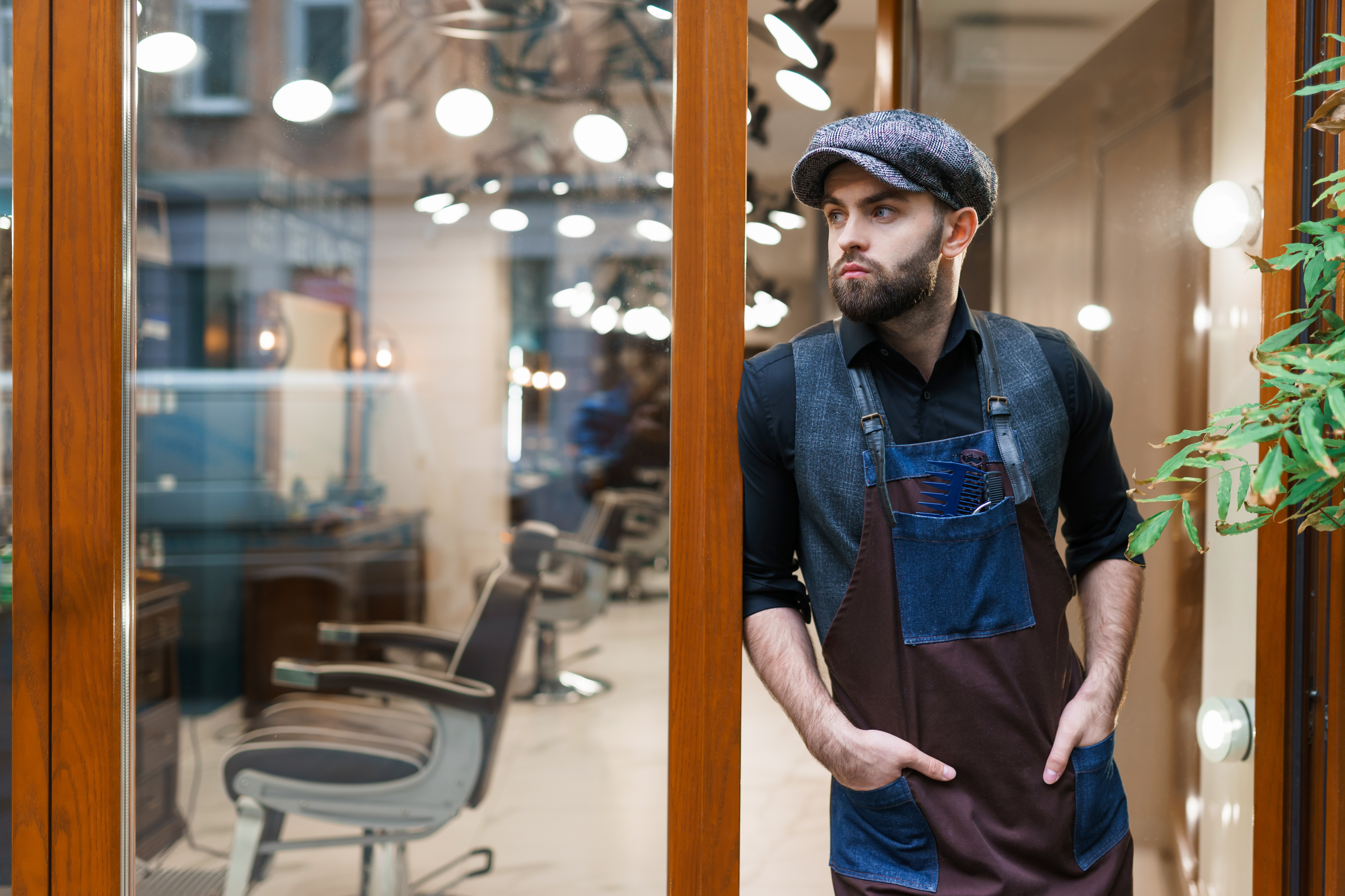 Barbeiro na porta da barbearia